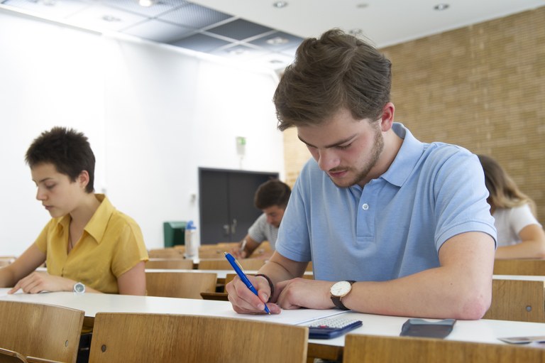 Junge Vorlesung Hörsaal K nah (2).jpg