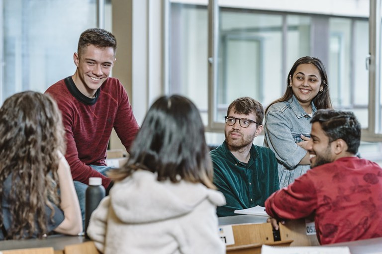 HS K-Studenten unterhalten sich nach Vorlesung (5).jpg