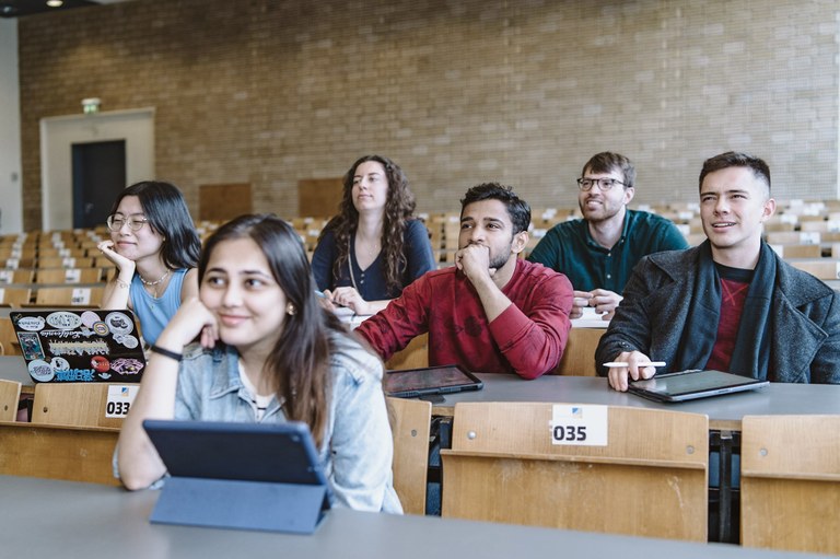 Studenten in der Vorlesung HS K Nachdenklich, Gruppenaufnahme.jpg