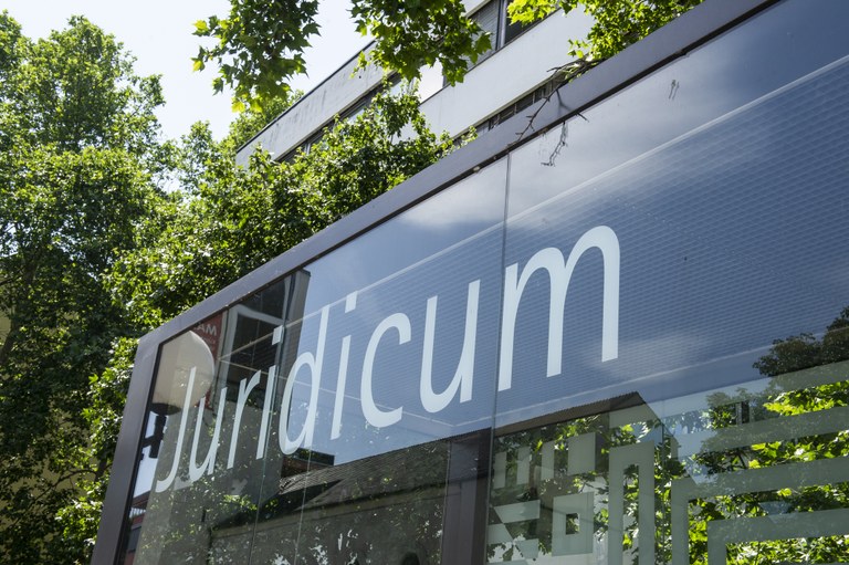 Train station Juridicum entrance