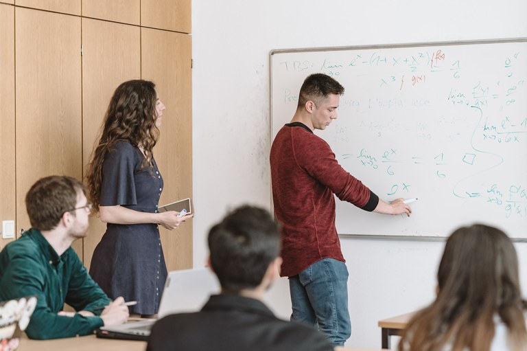 Student und Studentin an der Tafel (8).jpg