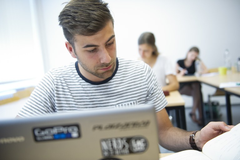 Junge lernt am Laptop Frontalansicht (1).jpg