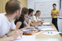 Studentin hält Vortrag vor Kommilitonen