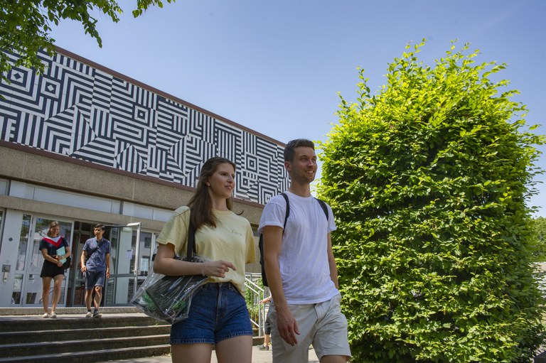 Juridicum außen Haupteingang Studenten gehen raus  (5).jpg