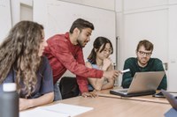 Studenten lernen zusammen am Tisch